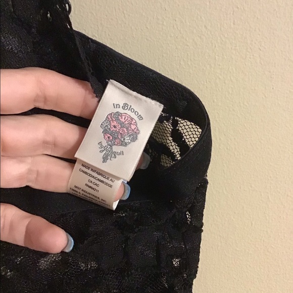 Black lace chemise with velveteen straps - Picture 4 of 6